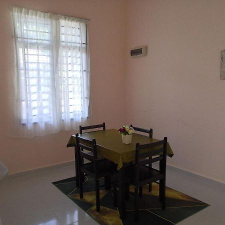 Ummi'S Homestay Besut Кампунґ-Куала-Бесут Екстер'єр фото